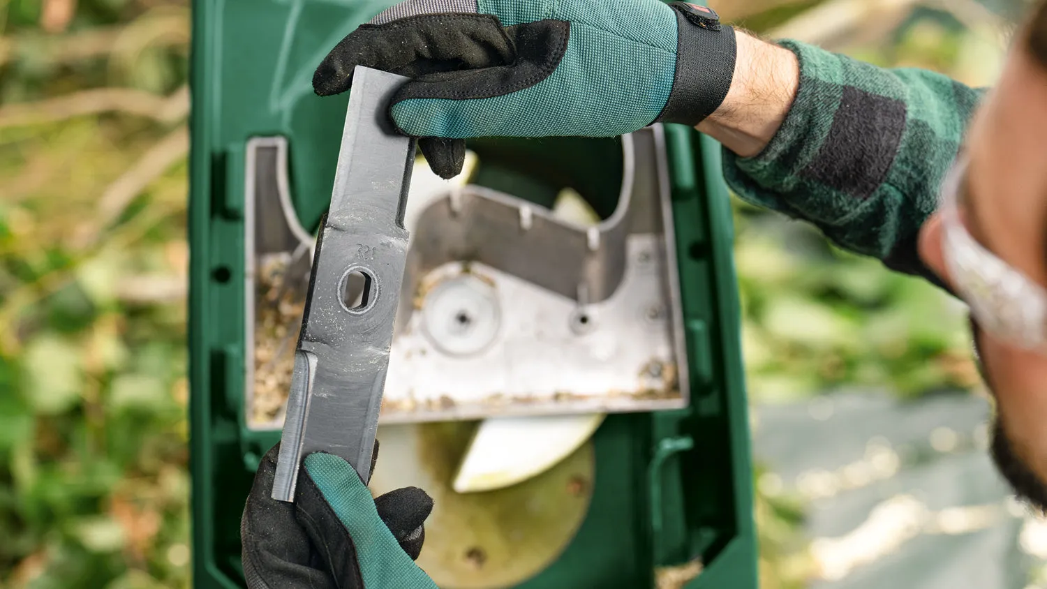 AXT Rapid 2000 Häcksler (2000-W-Motor, Schnelles und kraftvolles Häckseln von Holz und Gartenabfällen, Messerschneidsystem)
