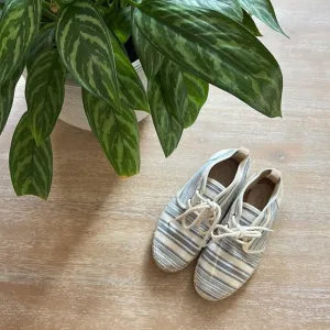 UGG Chuck Stripe Size 6 US