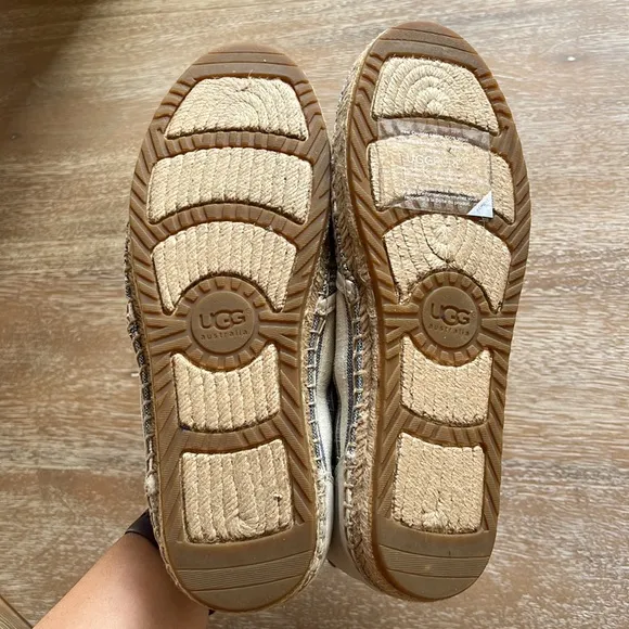 UGG Chuck Stripe Size 6 US