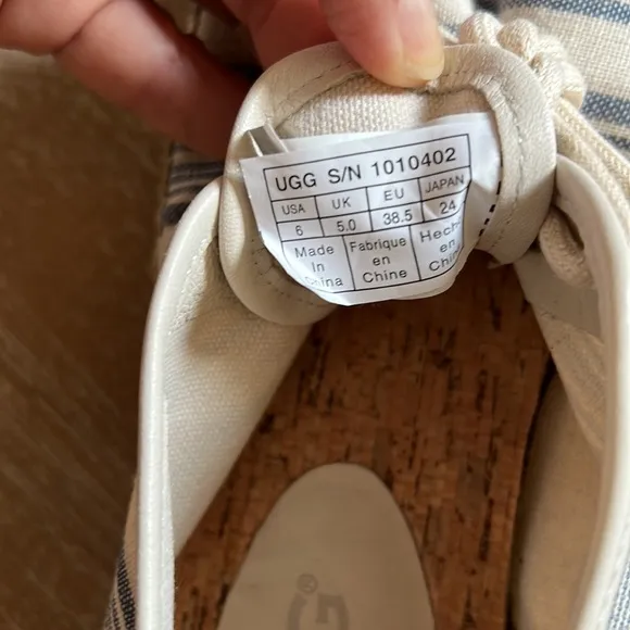 UGG Chuck Stripe Size 6 US